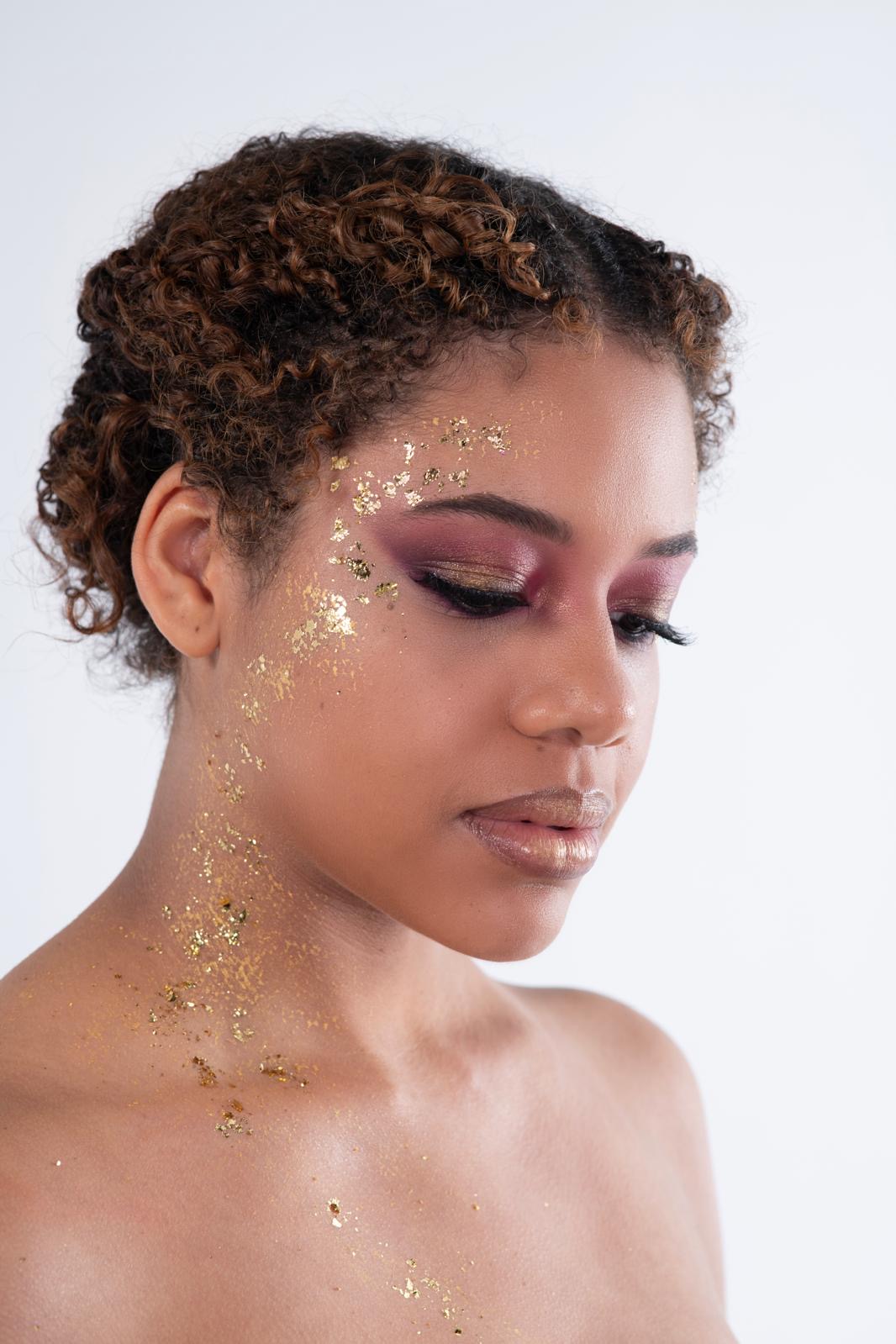 Gold leaf and mauve eyeshadow glam beauty look by Laura Gil Sánchez